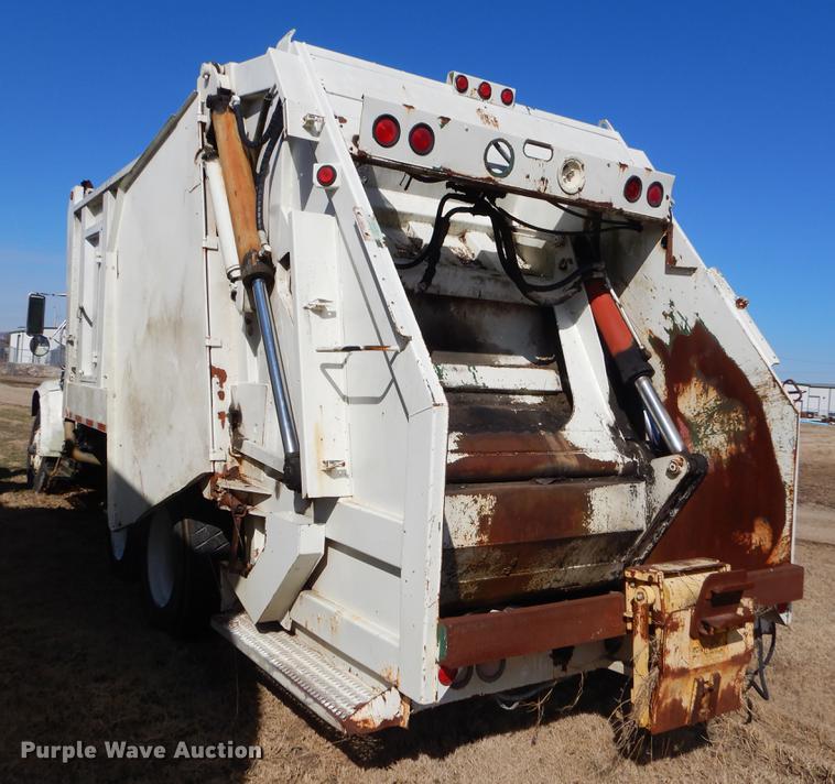 image for item EZ9779 1997 International 4900 refuse truck