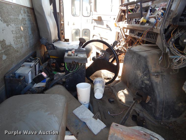 image for item EZ9779 1997 International 4900 refuse truck