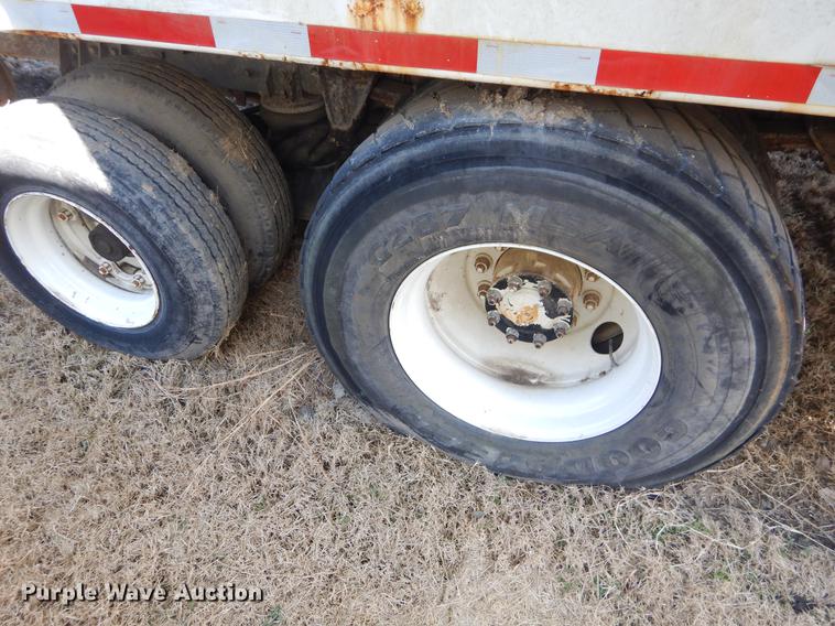 image for item EZ9779 1997 International 4900 refuse truck