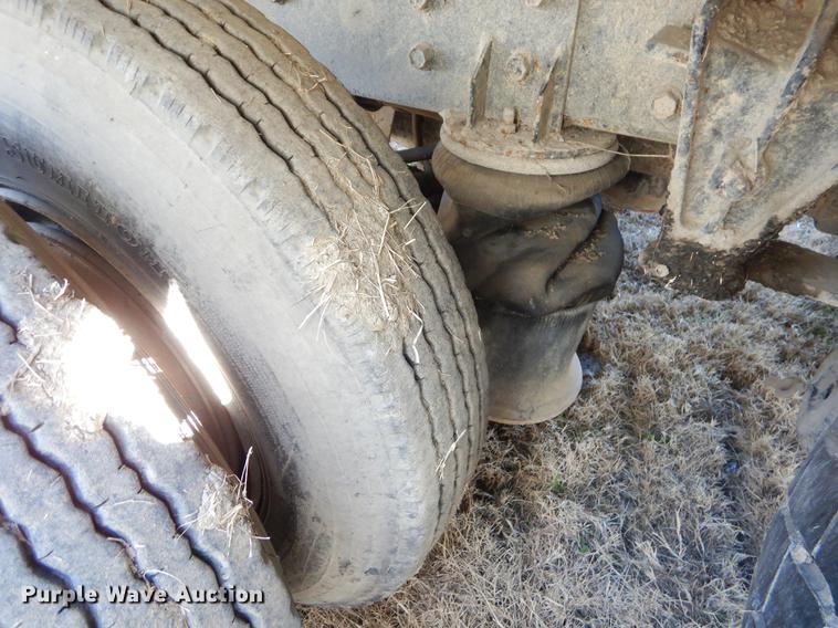 image for item EZ9779 1997 International 4900 refuse truck