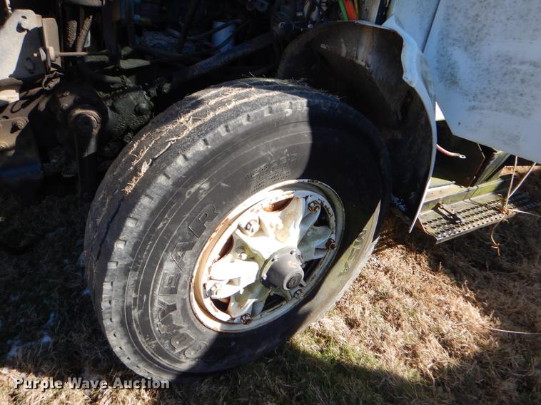 image for item EZ9779 1997 International 4900 refuse truck