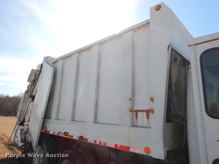image for item EZ9779 1997 International 4900 refuse truck