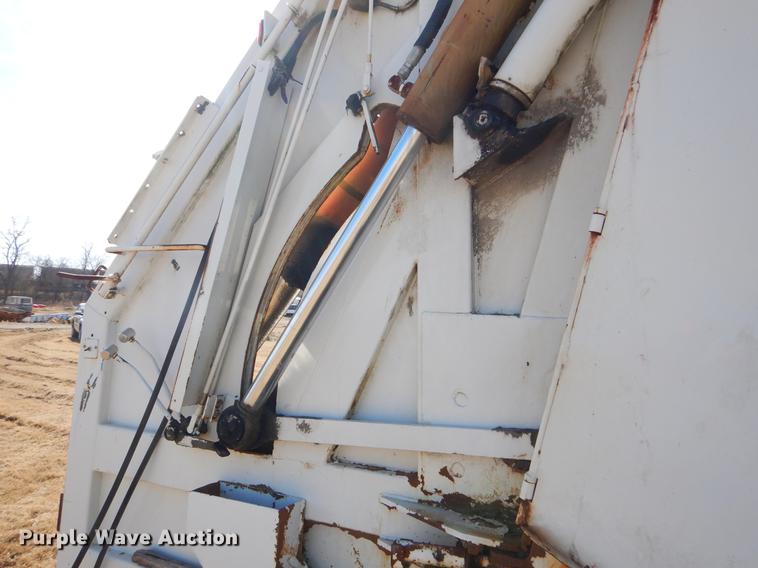 image for item EZ9779 1997 International 4900 refuse truck