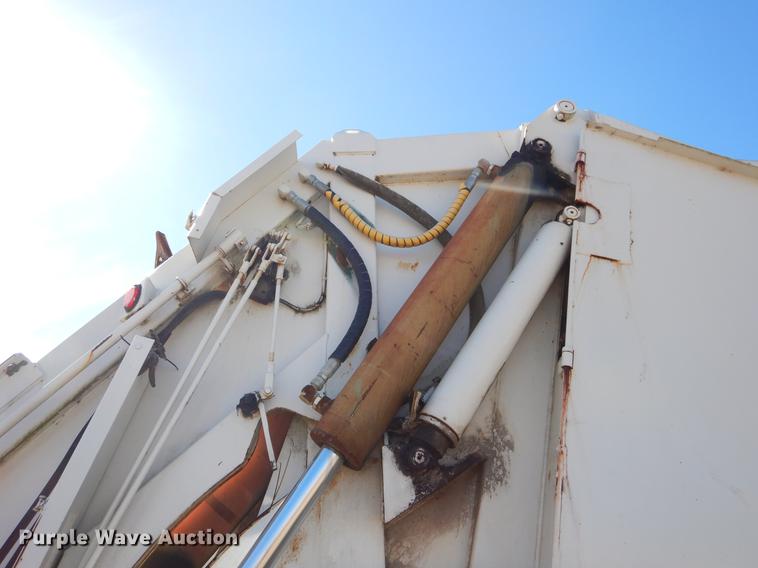 image for item EZ9779 1997 International 4900 refuse truck