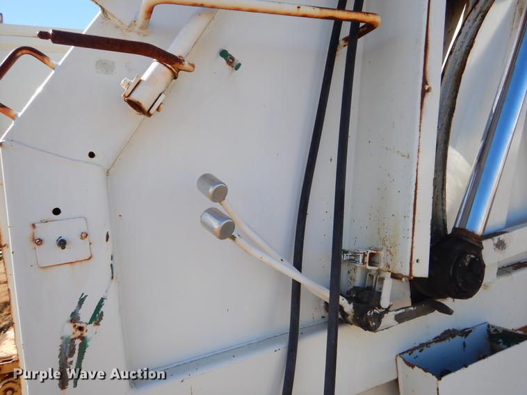 image for item EZ9779 1997 International 4900 refuse truck