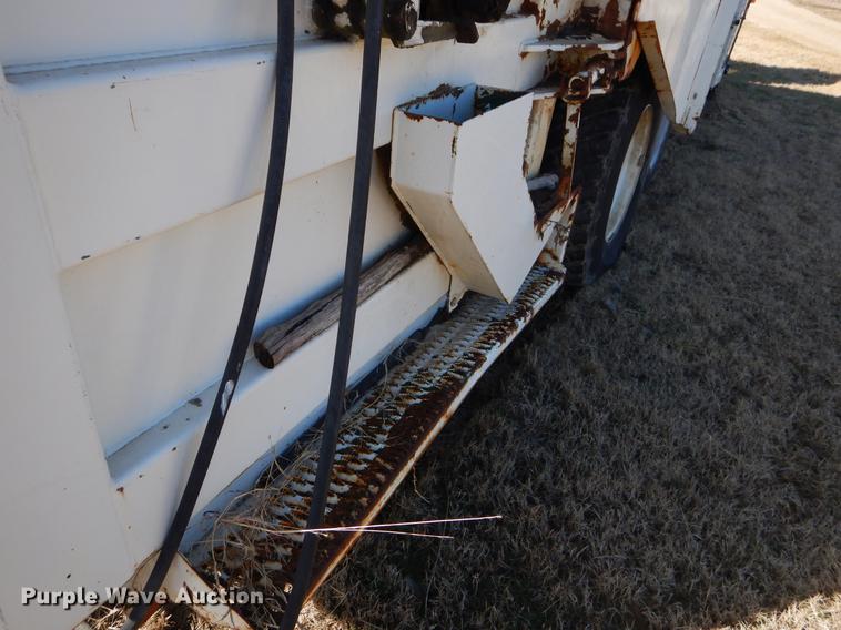 image for item EZ9779 1997 International 4900 refuse truck