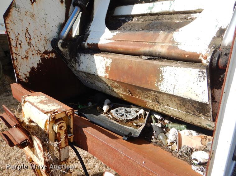 image for item EZ9779 1997 International 4900 refuse truck