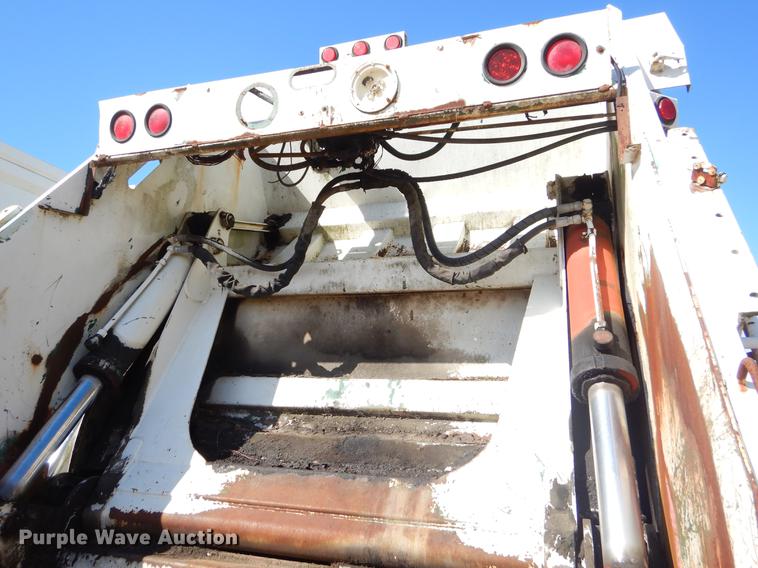 image for item EZ9779 1997 International 4900 refuse truck
