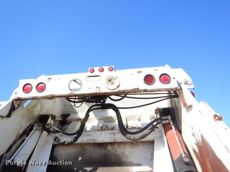 image for item EZ9779 1997 International 4900 refuse truck