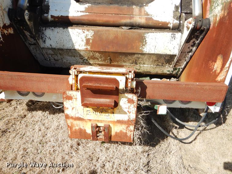 image for item EZ9779 1997 International 4900 refuse truck