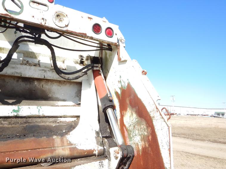 image for item EZ9779 1997 International 4900 refuse truck