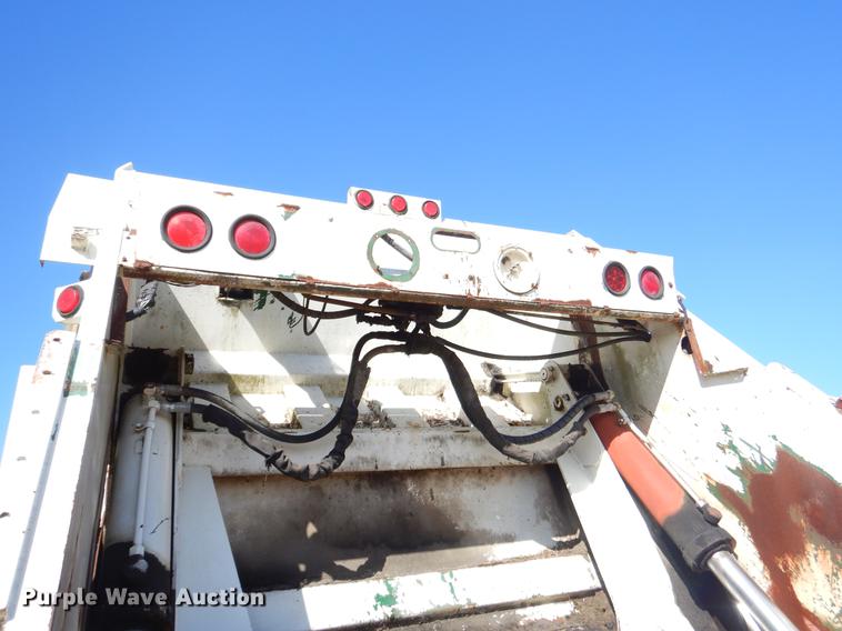 image for item EZ9779 1997 International 4900 refuse truck