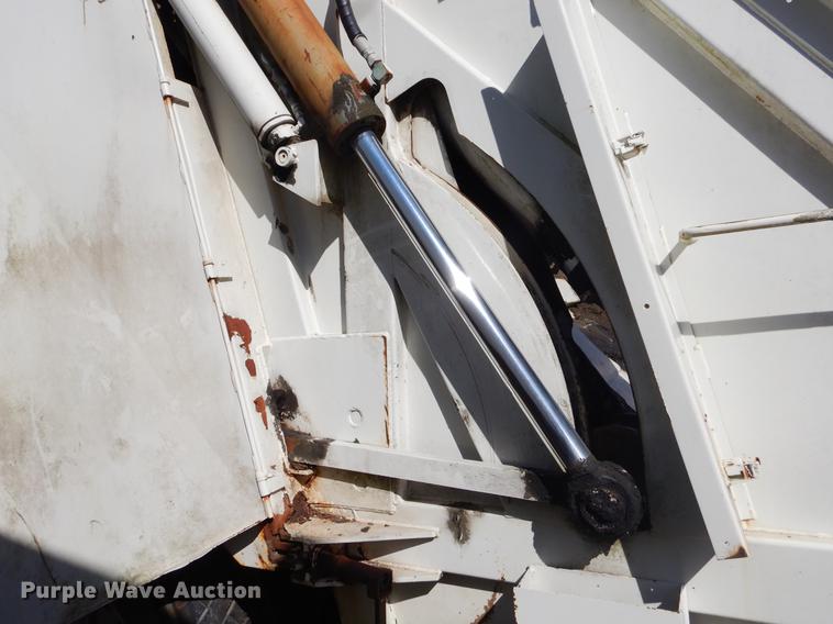 image for item EZ9779 1997 International 4900 refuse truck