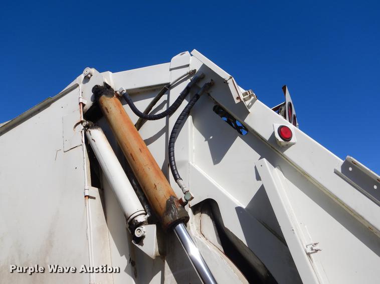 image for item EZ9779 1997 International 4900 refuse truck