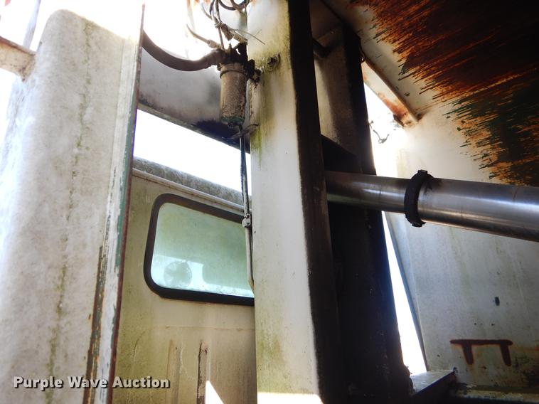 image for item EZ9779 1997 International 4900 refuse truck