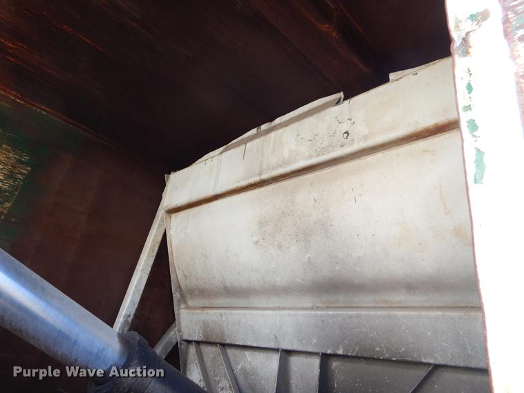 image for item EZ9779 1997 International 4900 refuse truck