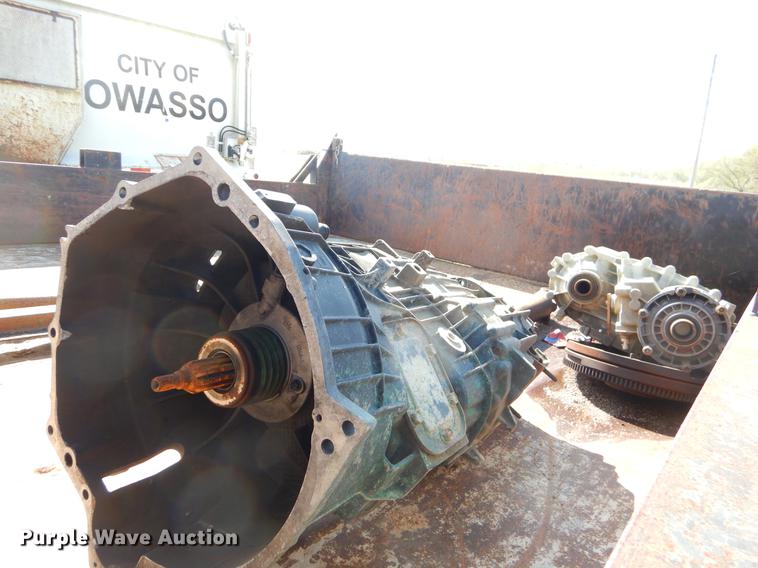 image for item EZ9964 2002 Chevrolet Silverado 3500 dump flatbed pickup truck