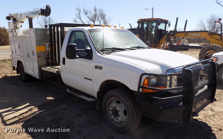 image for item FA9616 2003 Ford F550 utility truck with crane