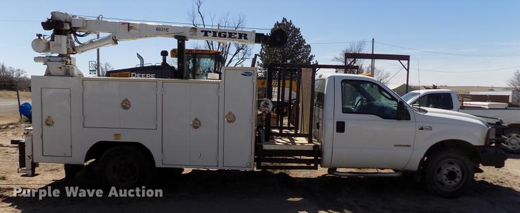 image for item FA9616 2003 Ford F550 utility truck with crane