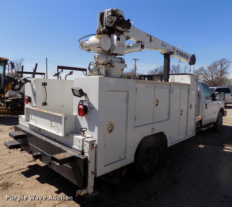 image for item FA9616 2003 Ford F550 utility truck with crane