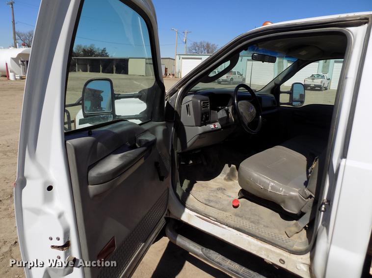 image for item FA9616 2003 Ford F550 utility truck with crane