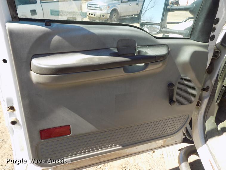 image for item FA9616 2003 Ford F550 utility truck with crane