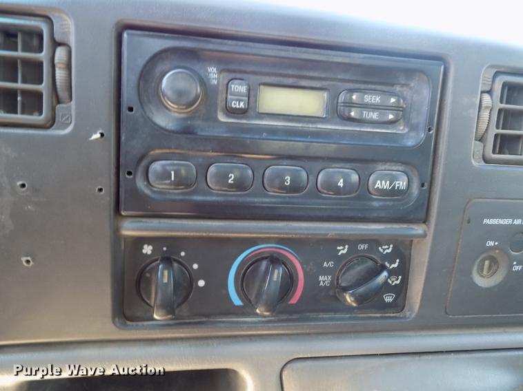 image for item FA9616 2003 Ford F550 utility truck with crane