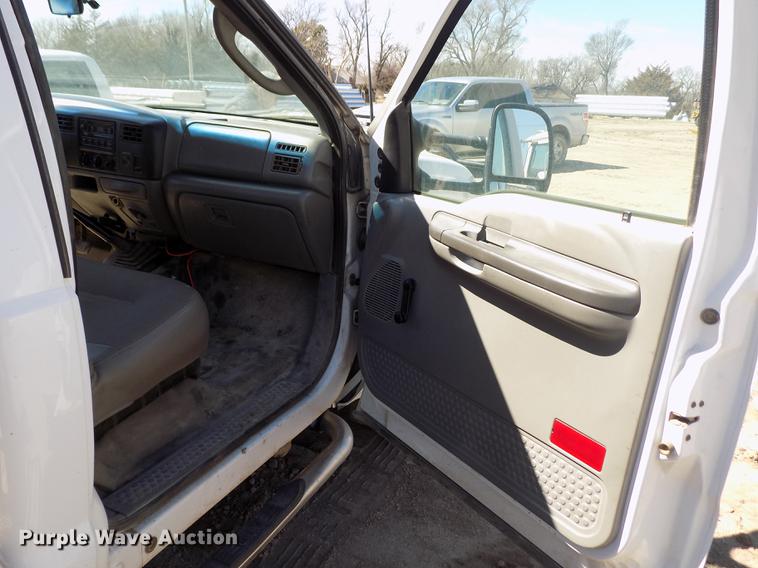 image for item FA9616 2003 Ford F550 utility truck with crane