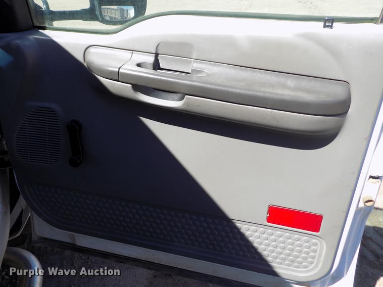 image for item FA9616 2003 Ford F550 utility truck with crane