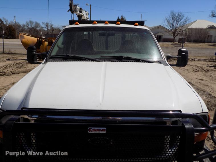 image for item FA9616 2003 Ford F550 utility truck with crane