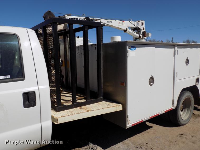 image for item FA9616 2003 Ford F550 utility truck with crane