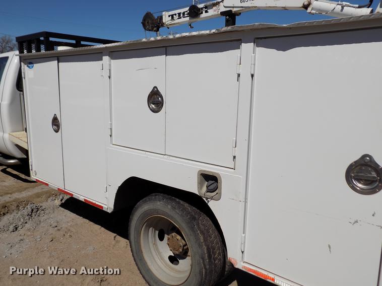 image for item FA9616 2003 Ford F550 utility truck with crane