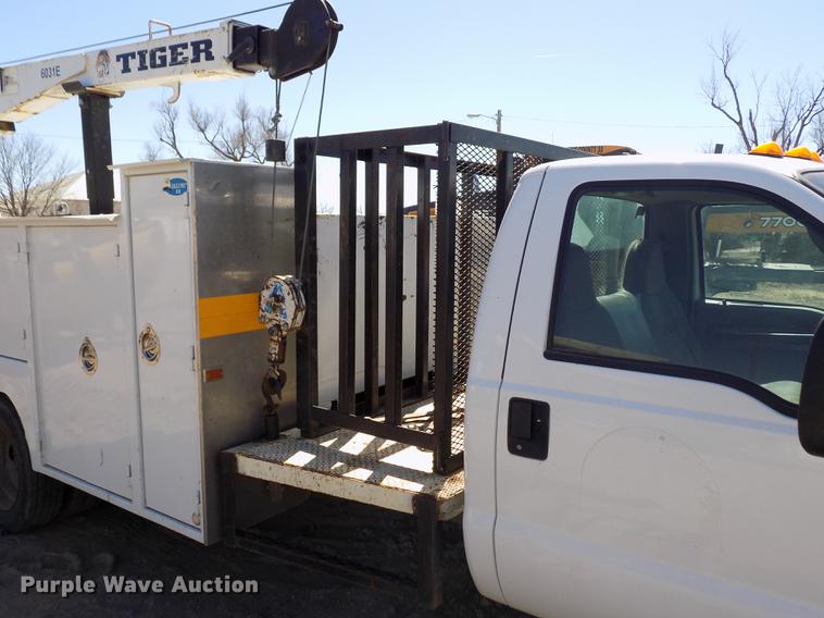 image for item FA9616 2003 Ford F550 utility truck with crane