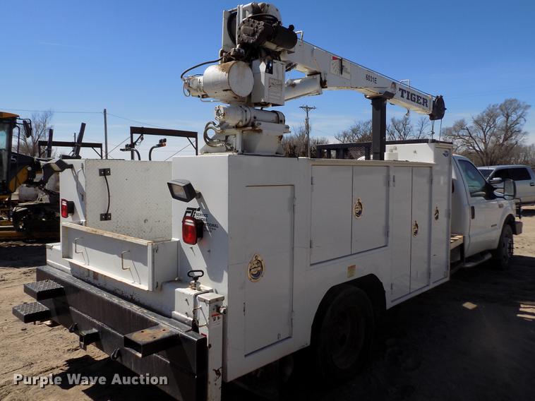 image for item FA9616 2003 Ford F550 utility truck with crane