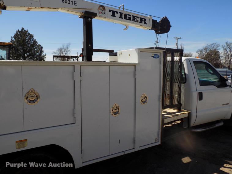 image for item FA9616 2003 Ford F550 utility truck with crane