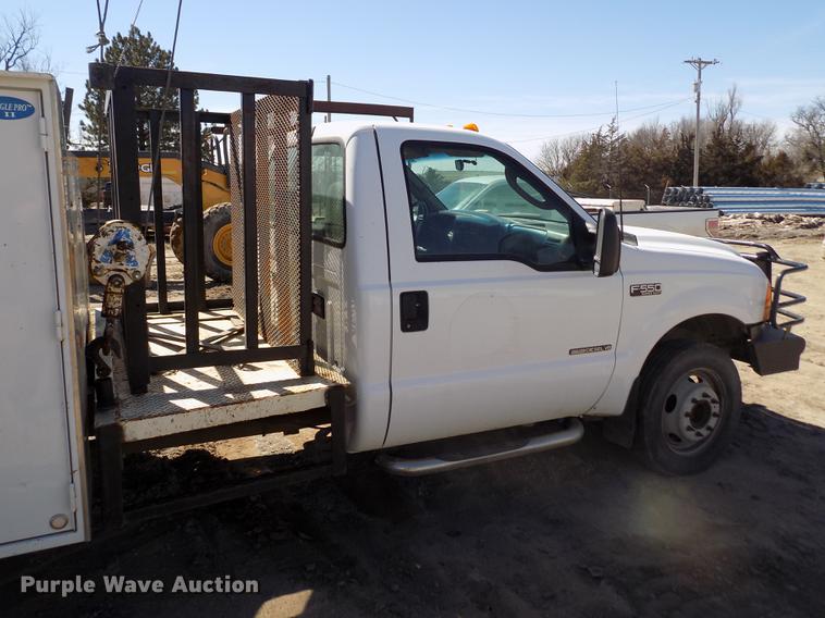 image for item FA9616 2003 Ford F550 utility truck with crane