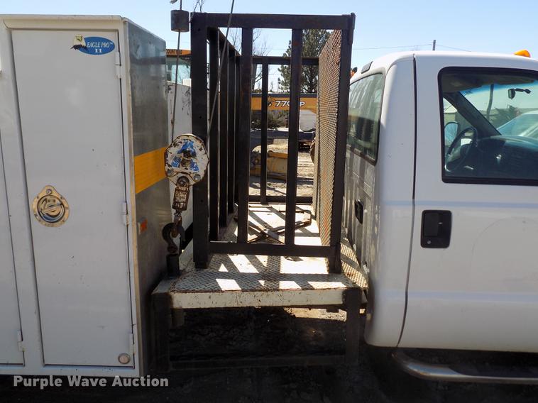 image for item FA9616 2003 Ford F550 utility truck with crane