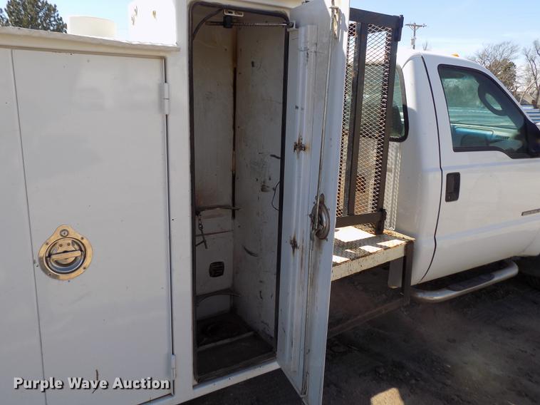 image for item FA9616 2003 Ford F550 utility truck with crane
