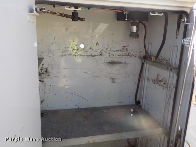 image for item FA9616 2003 Ford F550 utility truck with crane