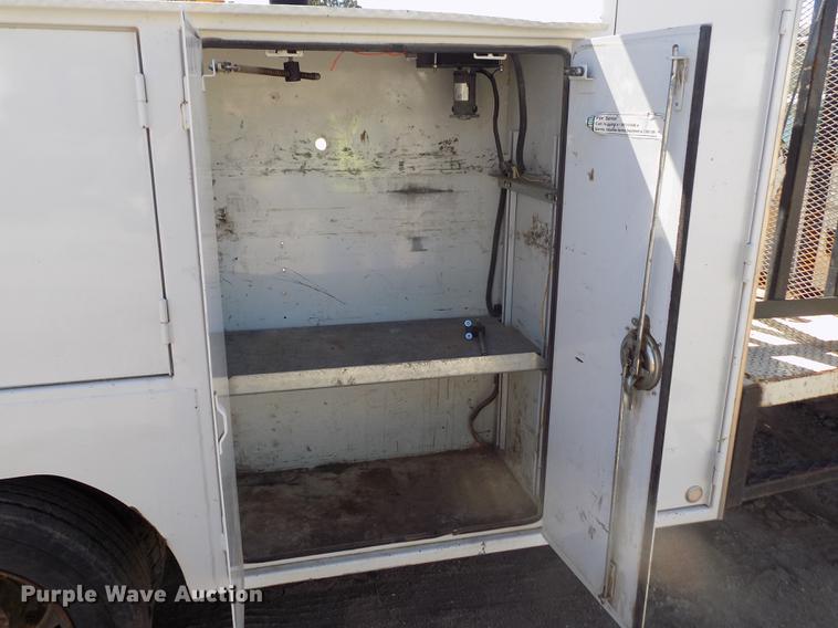 image for item FA9616 2003 Ford F550 utility truck with crane