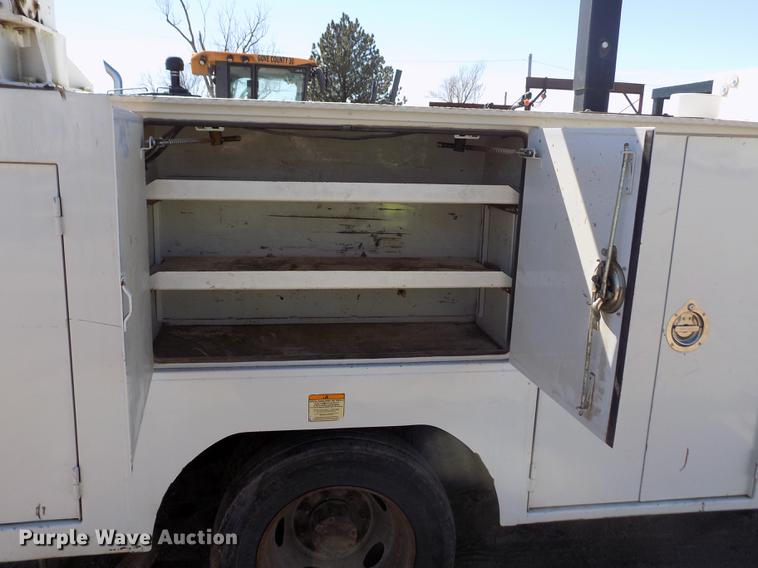 image for item FA9616 2003 Ford F550 utility truck with crane