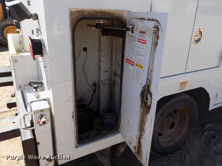 image for item FA9616 2003 Ford F550 utility truck with crane