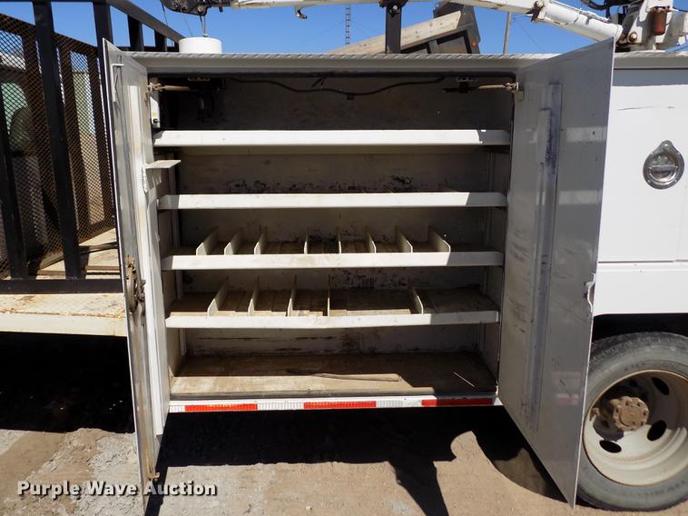 image for item FA9616 2003 Ford F550 utility truck with crane