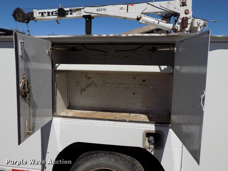 image for item FA9616 2003 Ford F550 utility truck with crane