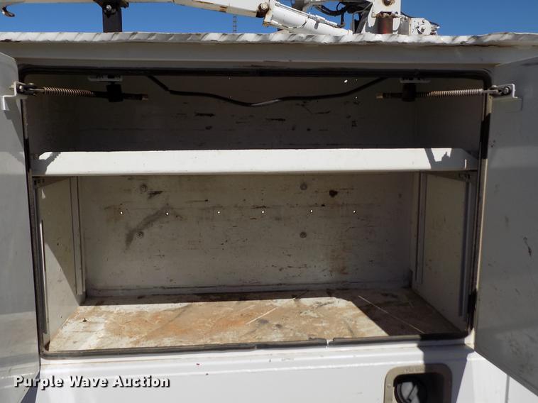 image for item FA9616 2003 Ford F550 utility truck with crane