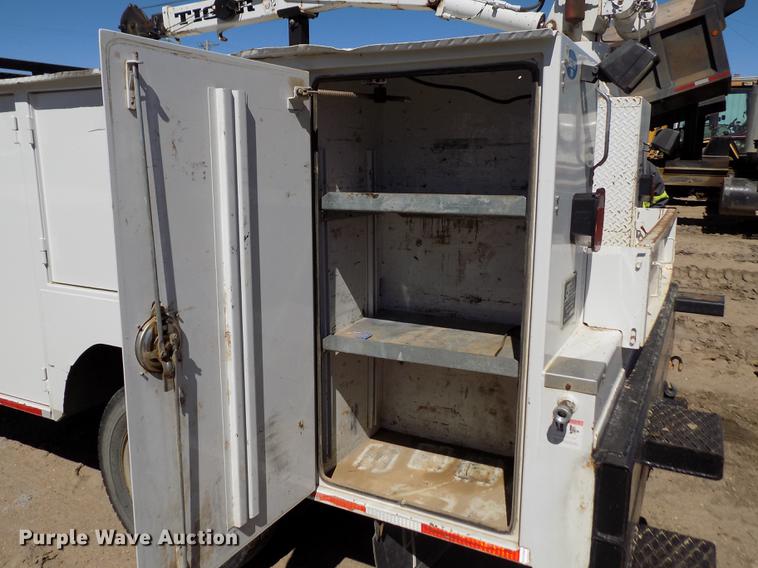 image for item FA9616 2003 Ford F550 utility truck with crane