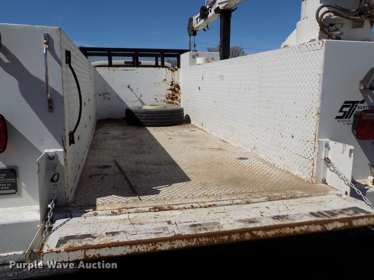 image for item FA9616 2003 Ford F550 utility truck with crane