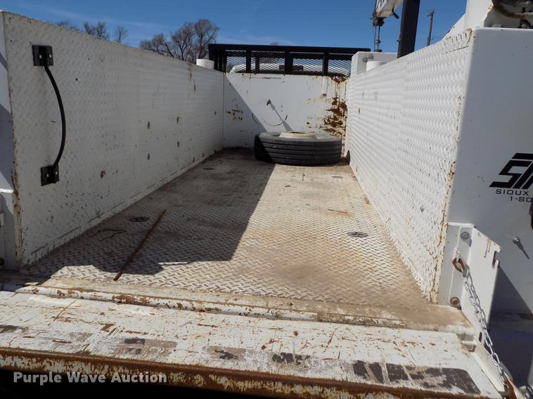 image for item FA9616 2003 Ford F550 utility truck with crane