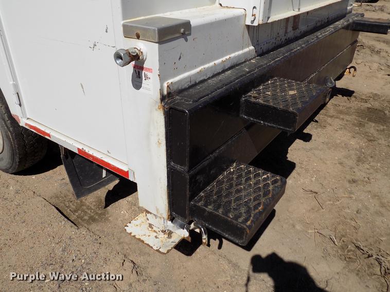 image for item FA9616 2003 Ford F550 utility truck with crane