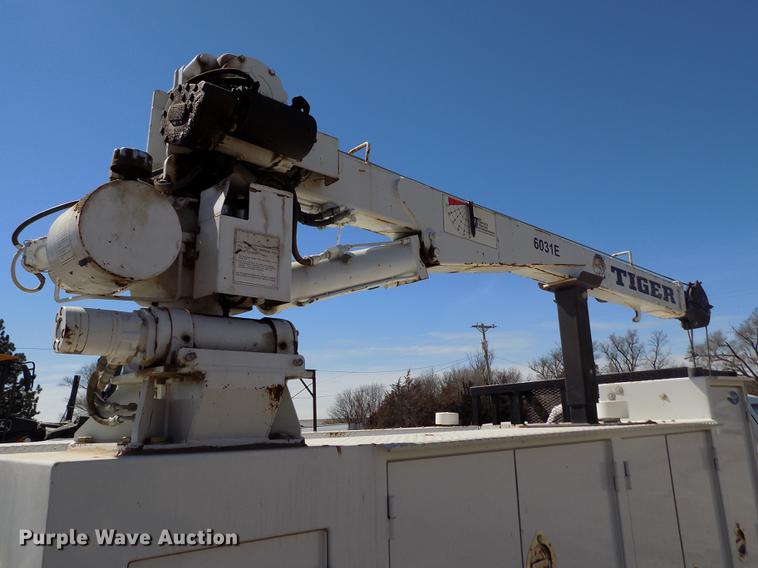 image for item FA9616 2003 Ford F550 utility truck with crane